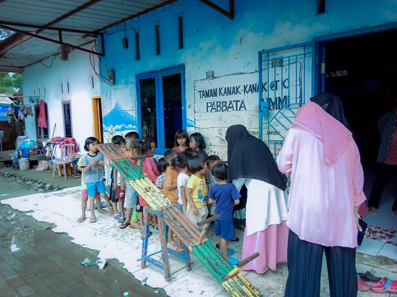 LRI Hadir Menemani Anak Pemulung TPA Antang Meraih Ilmu